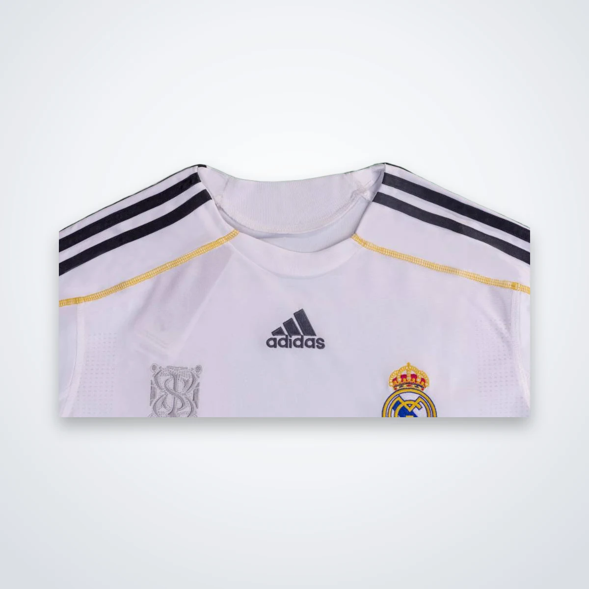 Maglia Real Madrid Retro 2009/10 Home dettaglio collo e stemma