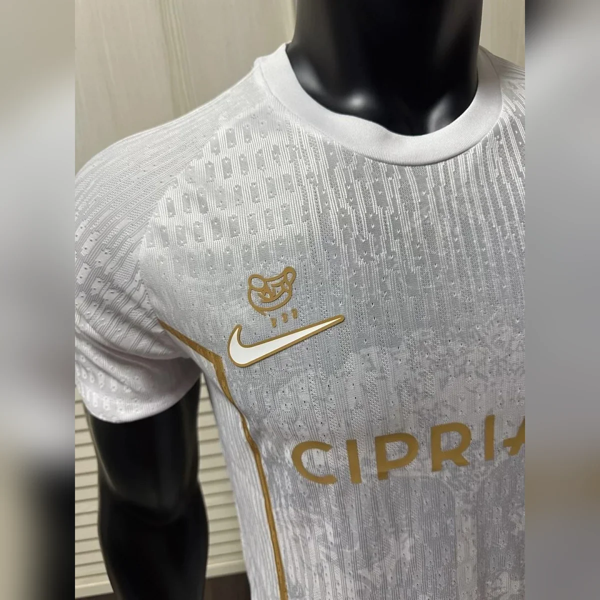 Camiseta Ronaldinho Ravenna Jugador Blanca y Oro – detalle del logotipo