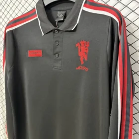 Polo Manchester United SPZL FC 2026/27 Manica Lunga – fotografia del dettaglio 1