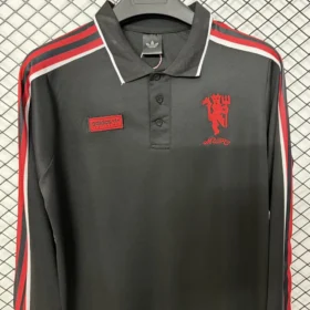 Polo Manchester United SPZL FC 2026/27 Manica Lunga – fotografia del dettaglio 2