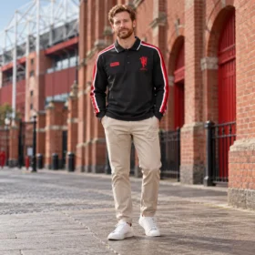 Polo Manchester United SPZL FC 2026/27 Manica Lunga – indossata da modello virtuale