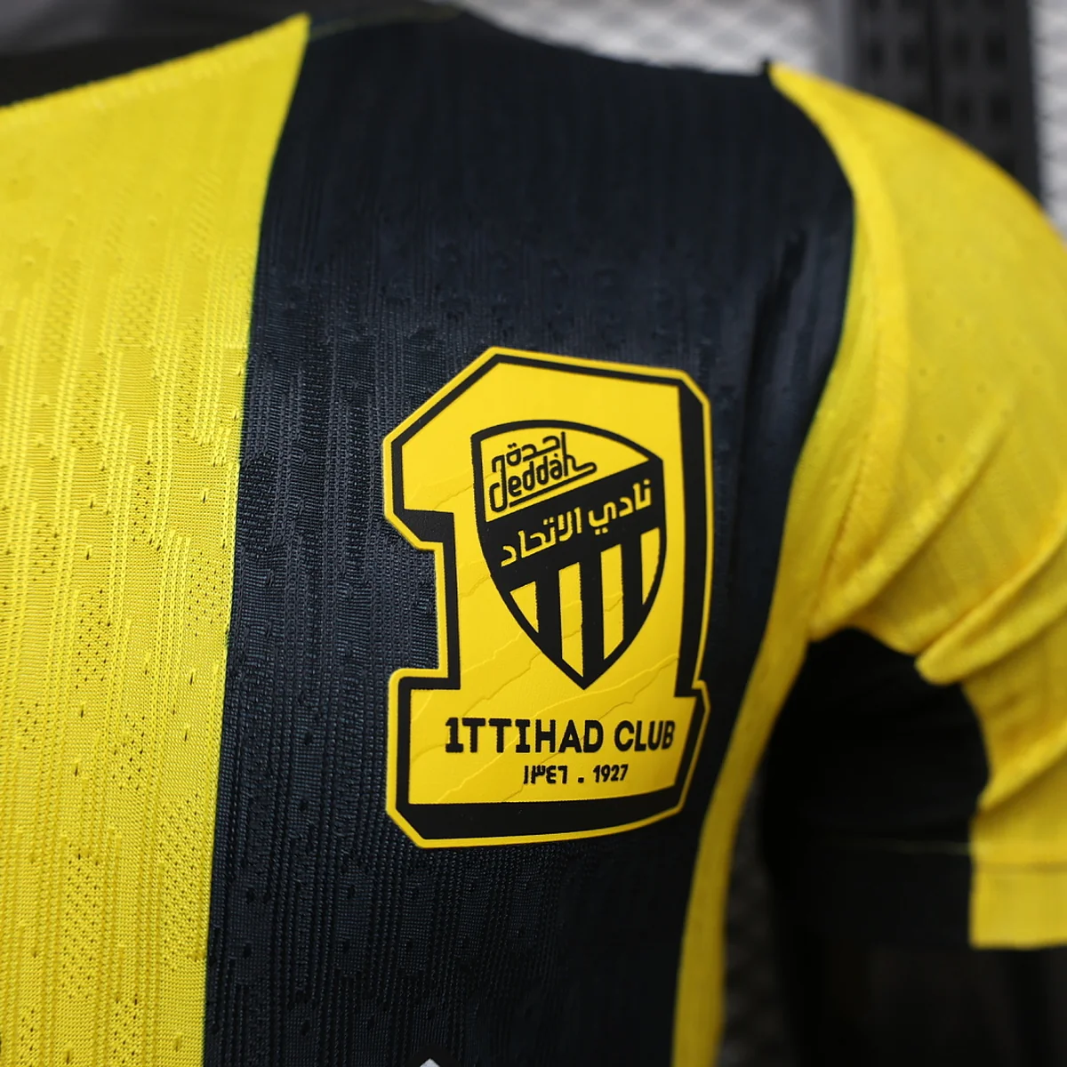 Camiseta Al-Ittihad Local 2026/27 – detalle del escudo