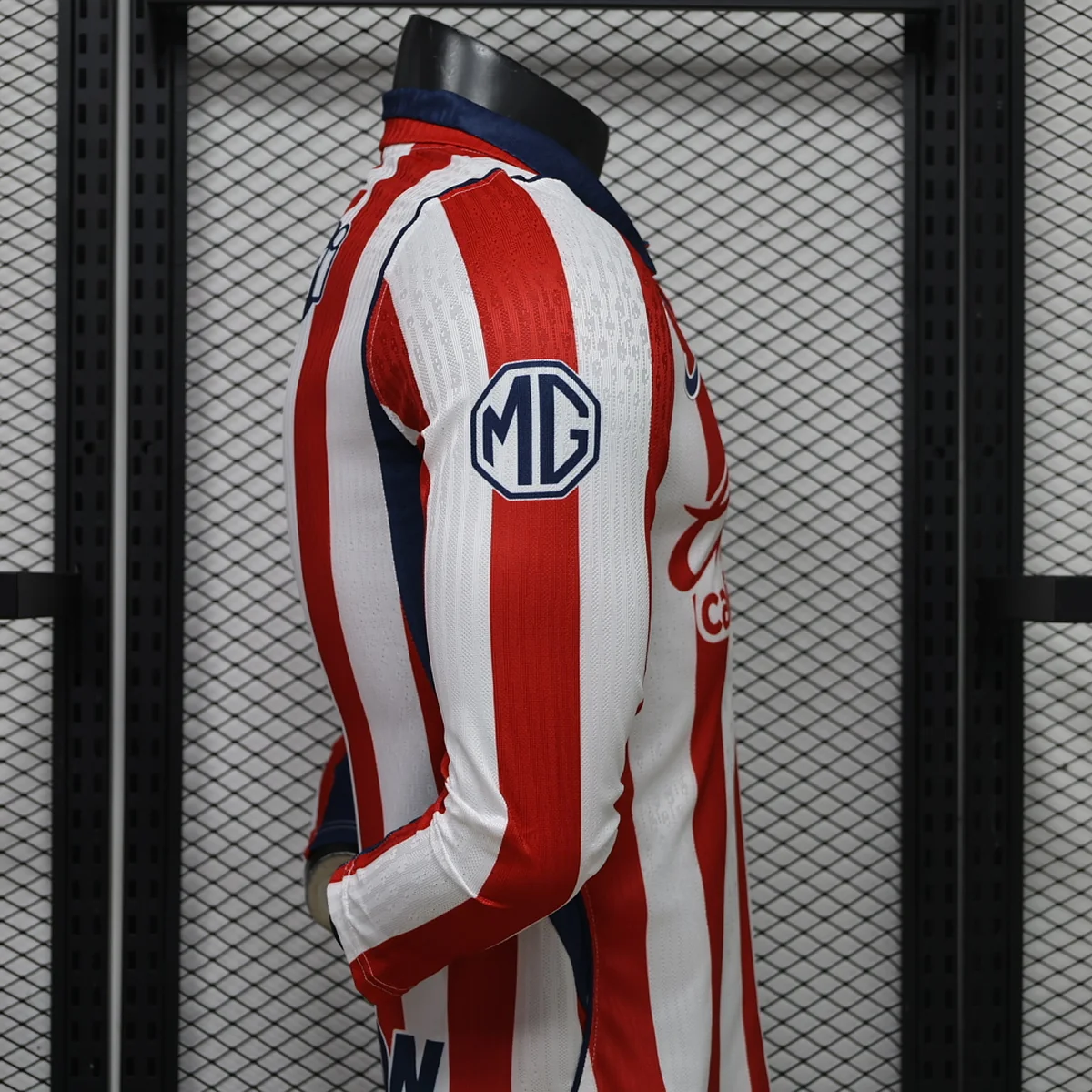 Camiseta Chivas Primera Equipación Manga Larga 2026/27 – detalle de la manga