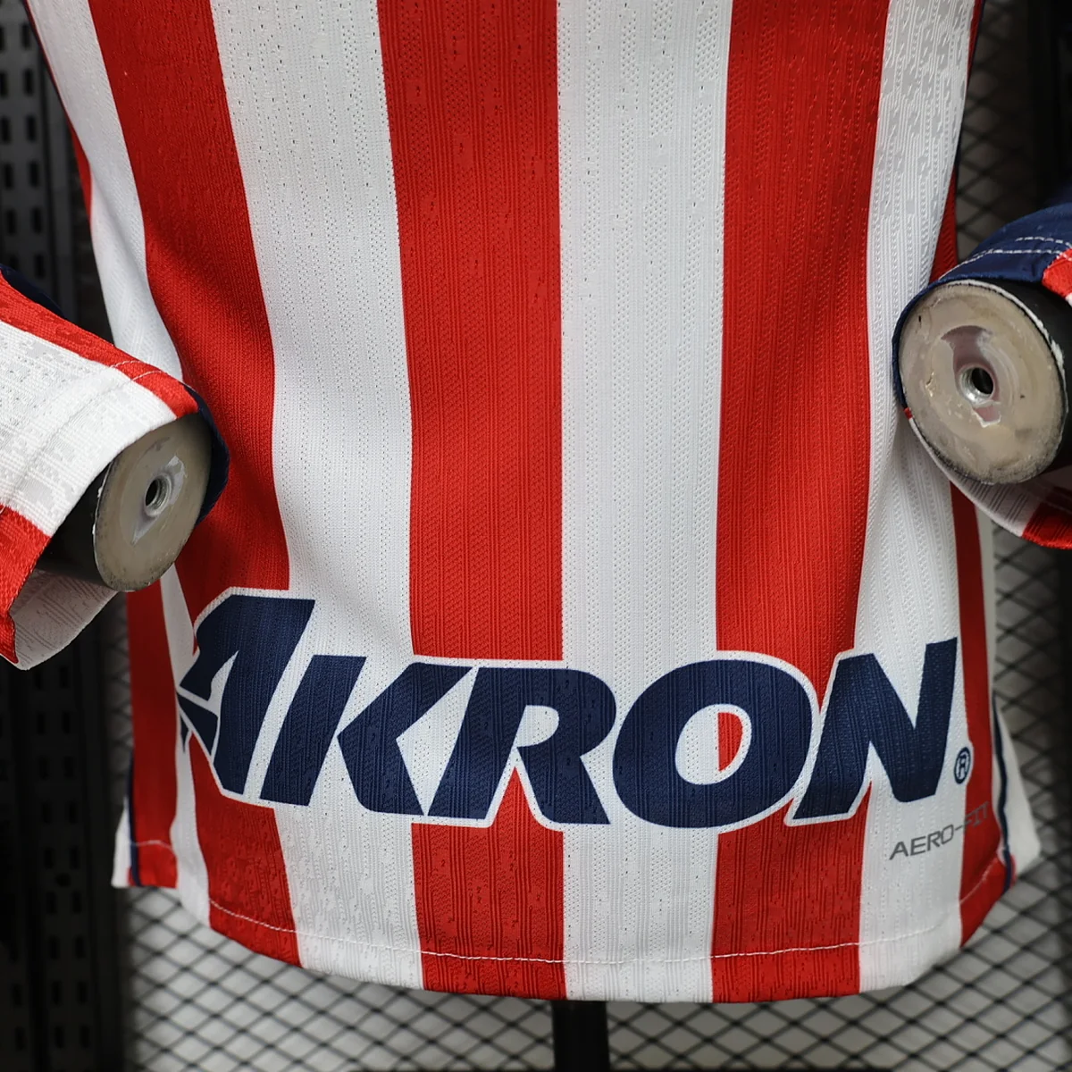 Camiseta Chivas Primera Equipación Manga Larga 2026/27 – detalle del patrocinador