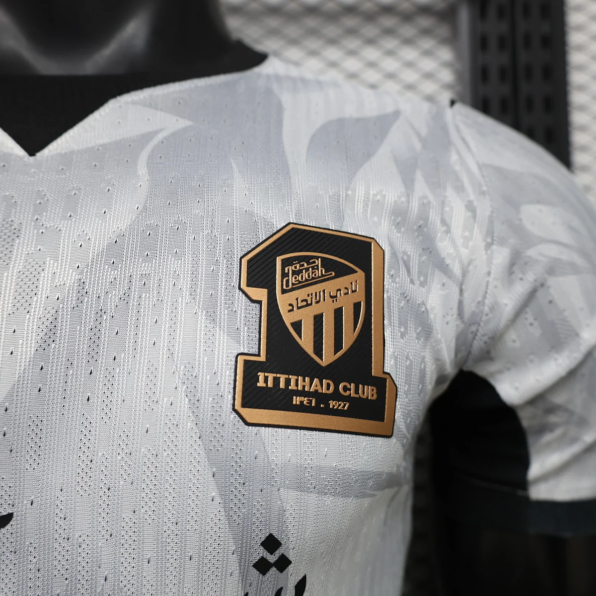 Camiseta Al-Ittihad Segunda Equipación 2026/27 – detalle del escudo