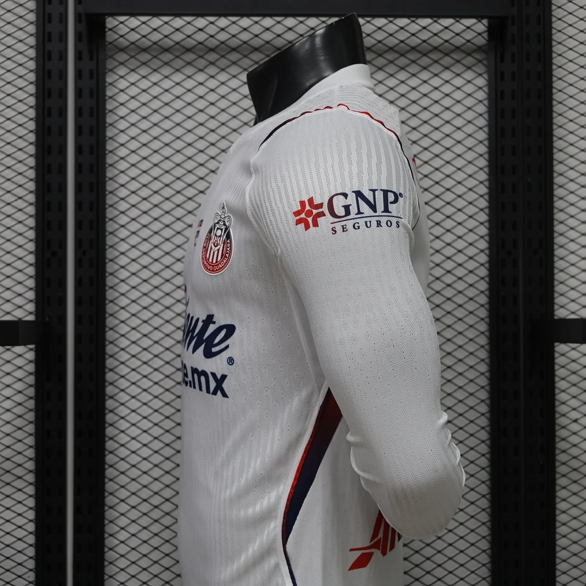 Camiseta Chivas Segunda Equipación Manga Larga 2026/27 – detalle de la manga
