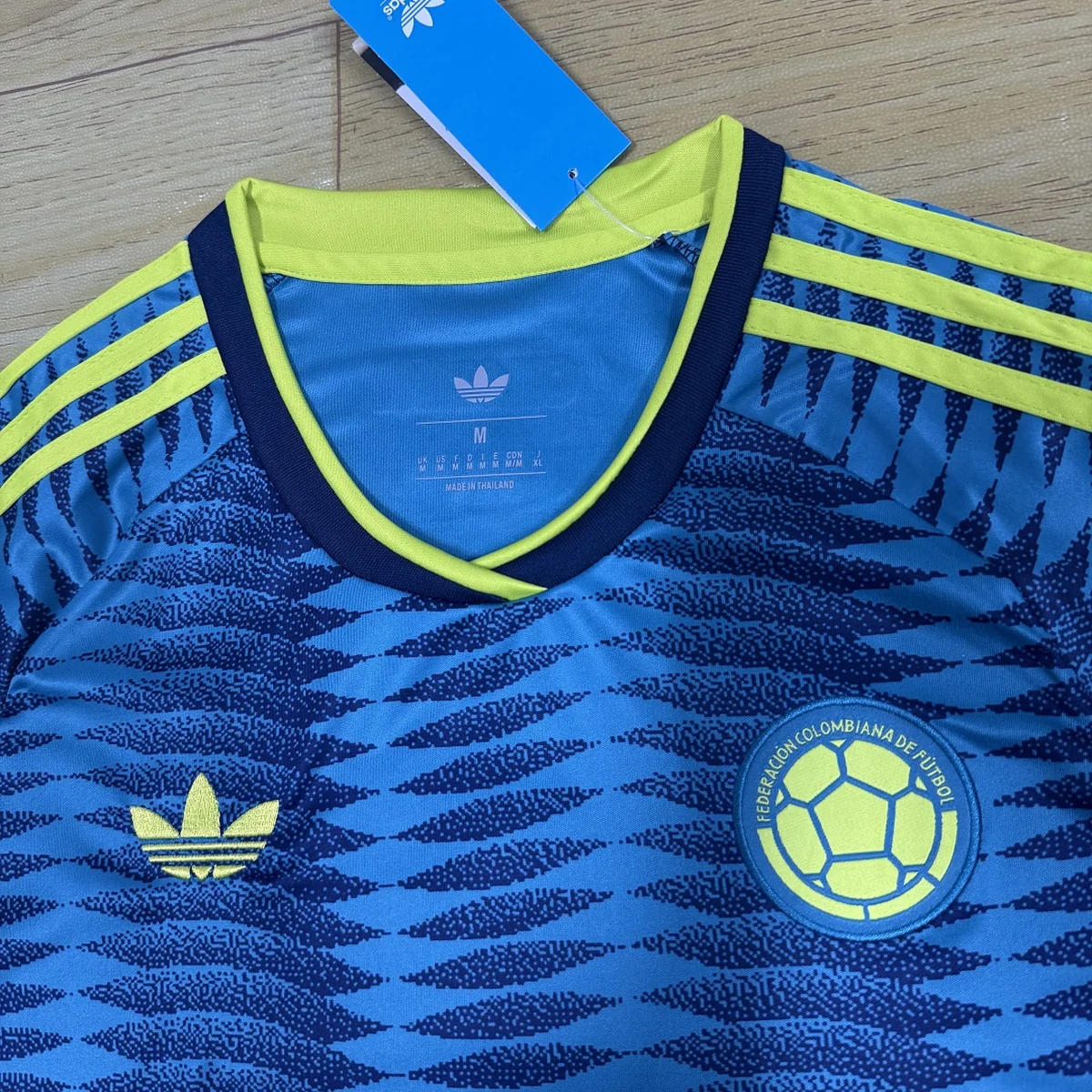 Camiseta Colombia Mujer Segunda Equipación 2026/27 – detalle del cuello
