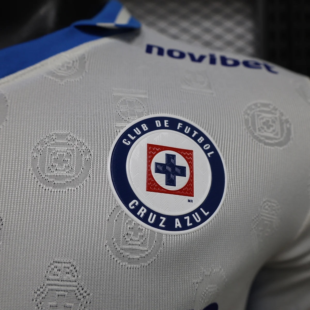Camiseta Cruz Azul Segunda Equipación Manga Larga 2026/27 – detalle del escudo