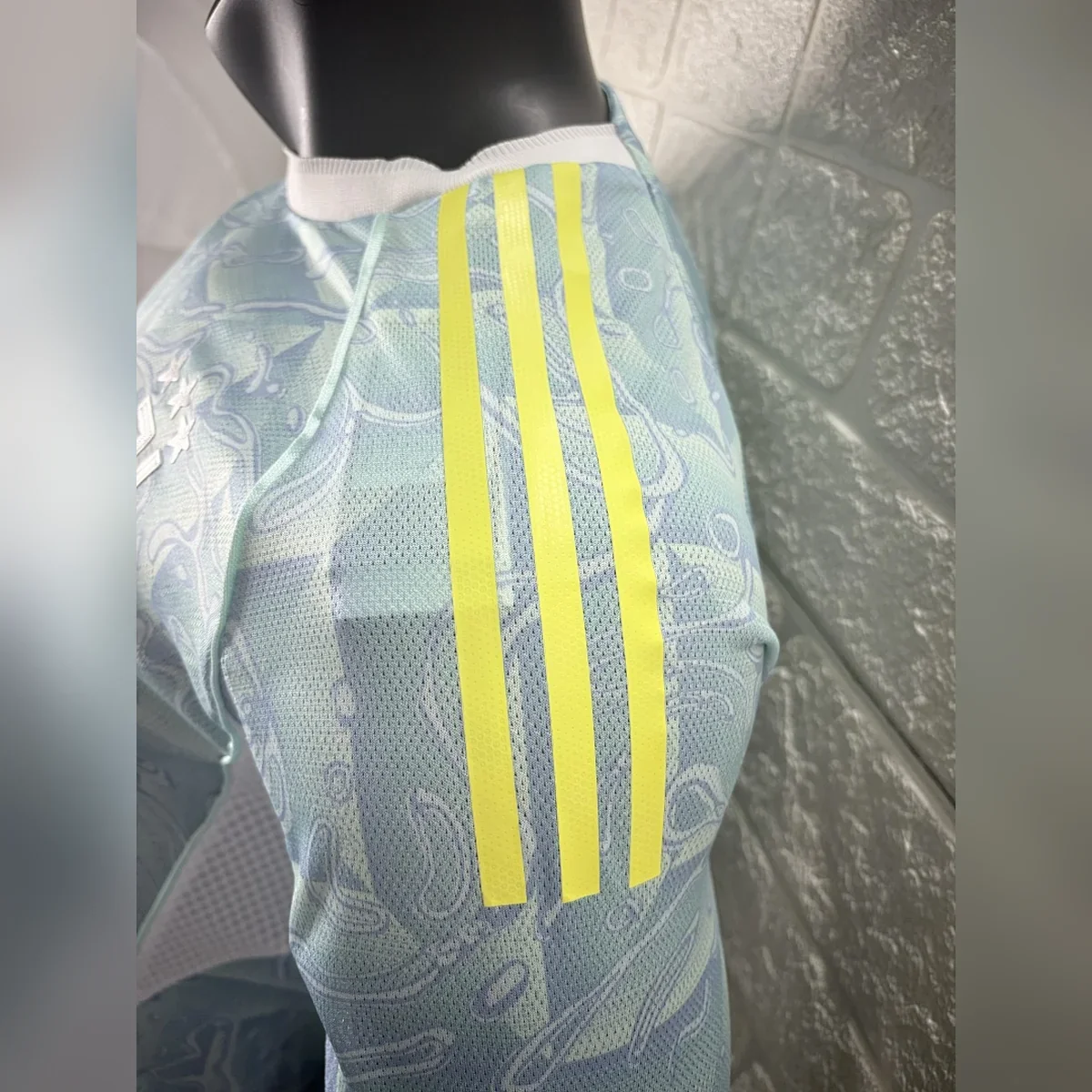 Segunda Camiseta Juventus Manga Larga 2025/26 – Jugador – detalle de las rayas del hombro