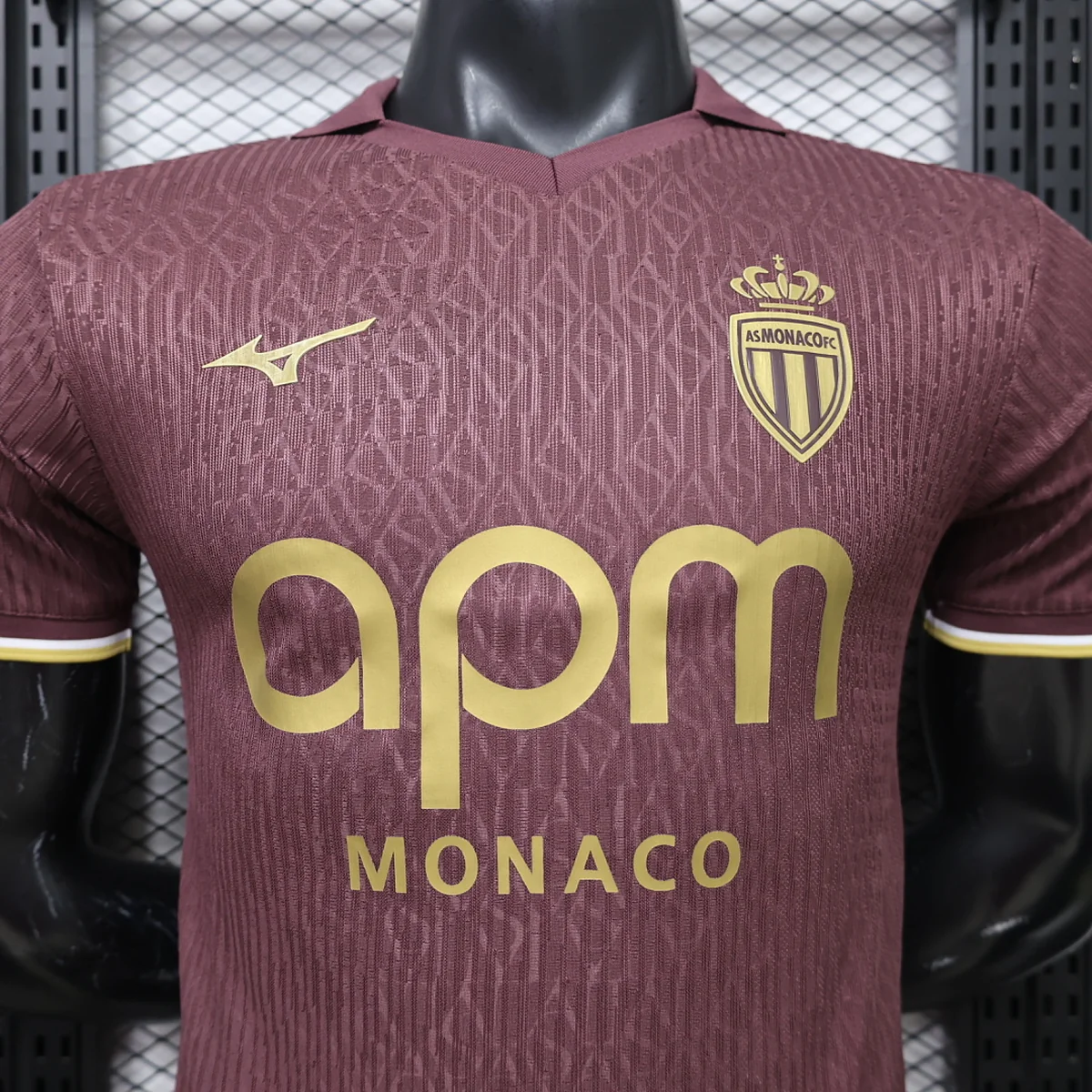 Seconda Maglia Monaco 2026/27 – dettaglio sponsor e stemma