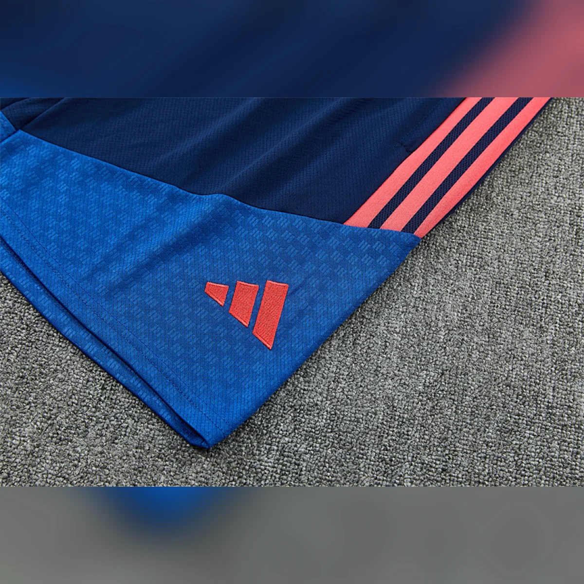 Conjunto Entrenamiento Colombia Azul Marino 2026/27 – detalle del logotipo en los pantalones cortos