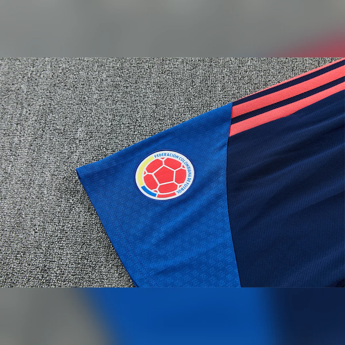 Conjunto Entrenamiento Colombia Azul Marino 2026/27 – detalle del escudo en los pantalones cortos