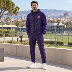 Tuta Barcellona 2026/27 Viola con Cappuccio e Zip – indossata da modello virtuale