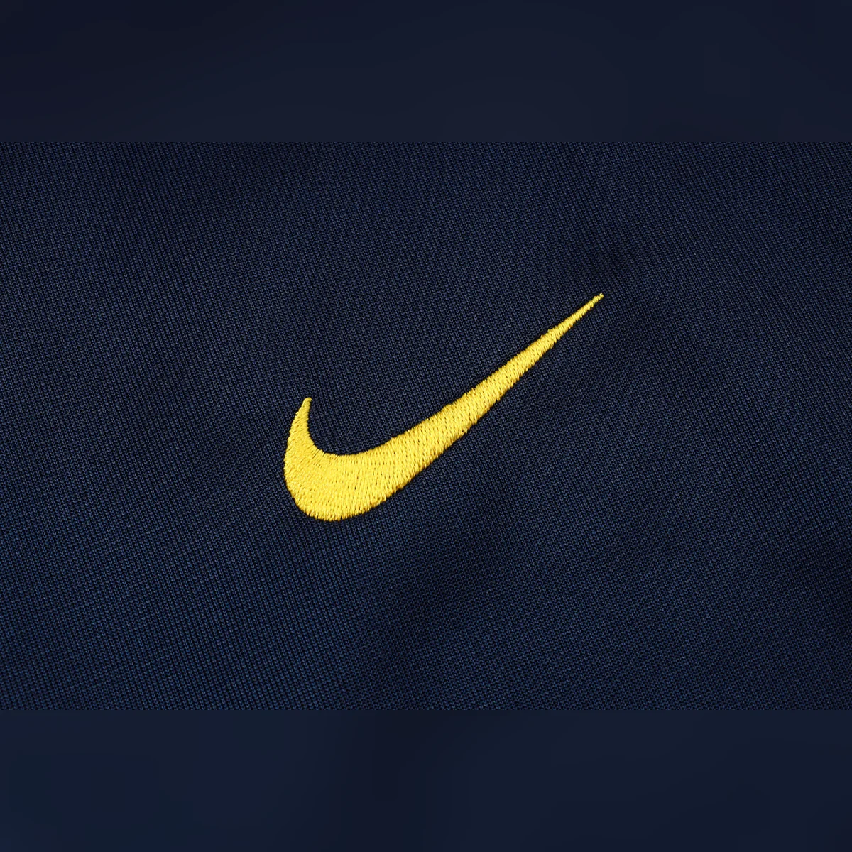 Chándal Barcelona Azul Marino Bandas Rojas 2026/27 – detalle del logotipo Nike
