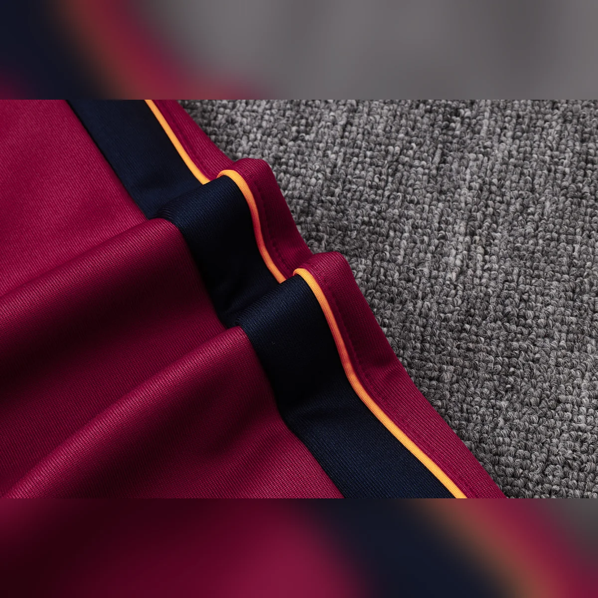 Chándal Barcelona Granate Cremallera Entera 2026/27 – detalle de la manga