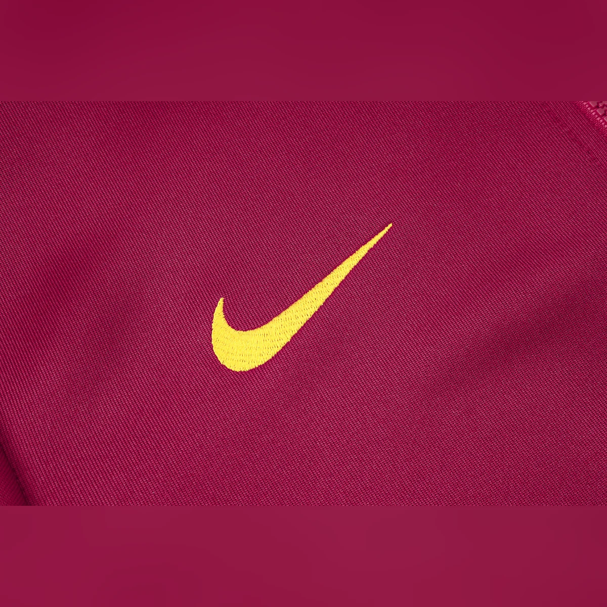 Chándal Barcelona Granate Cremallera Entera 2026/27 – detalle del logotipo Nike