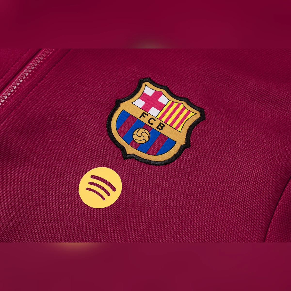 Chándal Barcelona Granate Cremallera Entera 2026/27 – detalle del escudo y del patrocinador