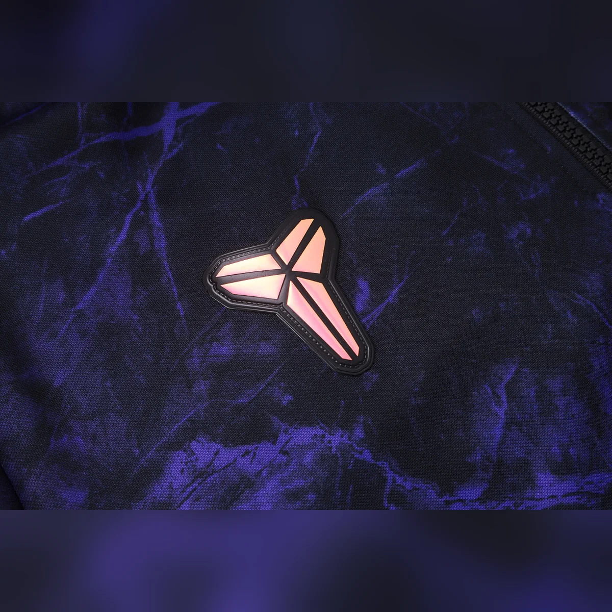Chándal Barcelona Mármol Morado Cremallera Entera 2026/27 – detalle del logotipo