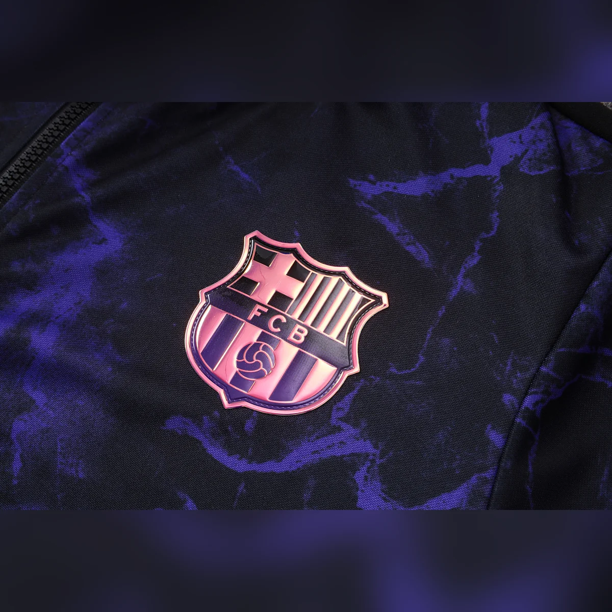 Chándal Barcelona Mármol Morado Cremallera Entera 2026/27 – detalle del escudo
