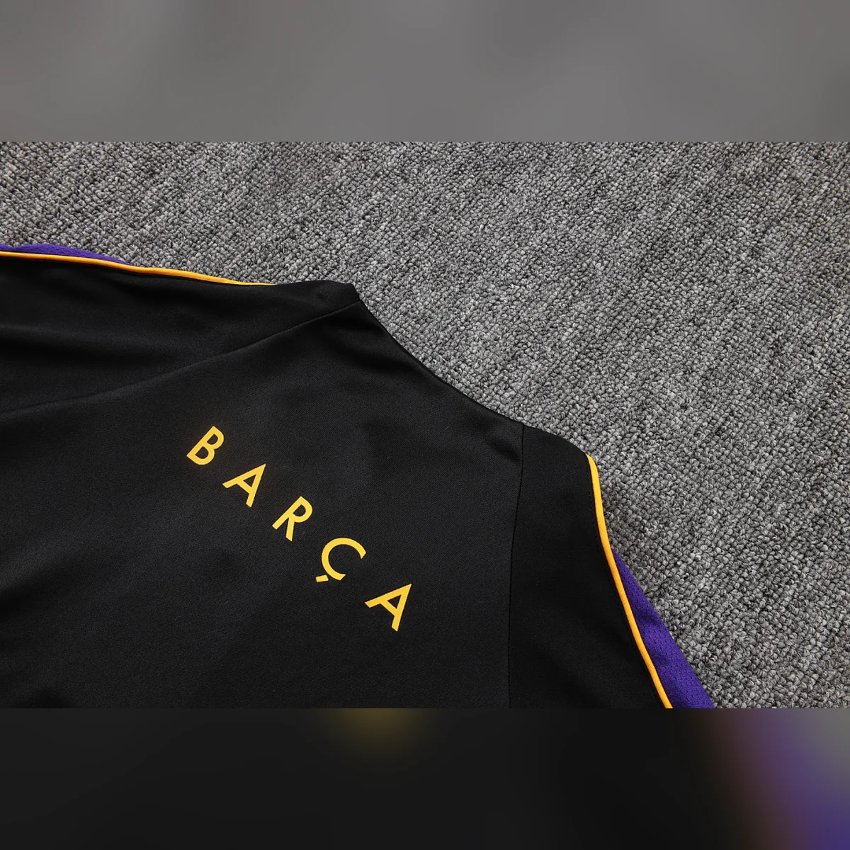 Chándal Barcelona Negro Media Cremallera 2026/27 – detalle de la inscripción en la espalda