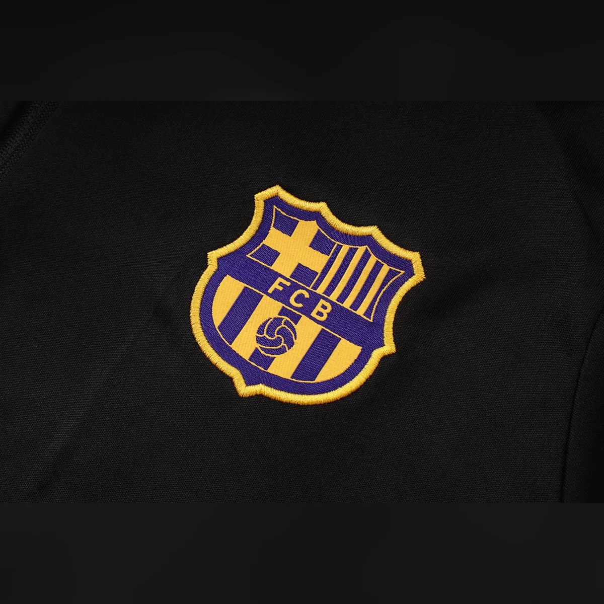 Chándal Barcelona Negro Media Cremallera 2026/27 – detalle del escudo