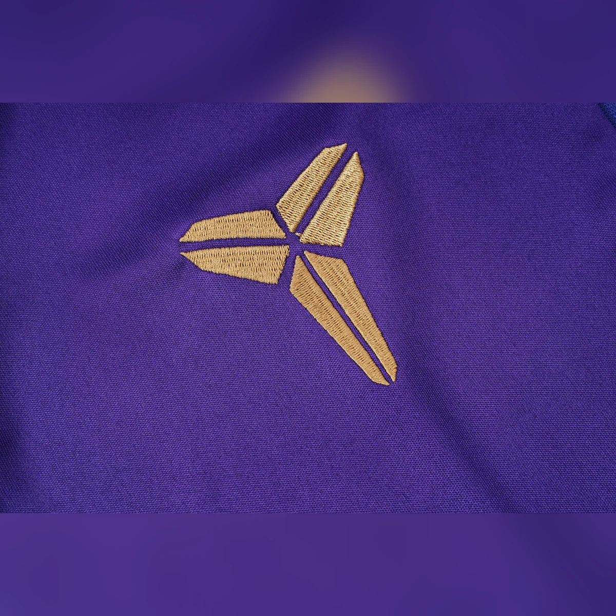 Chándal Barcelona Morado Media Cremallera 2026/27 – detalle del logotipo