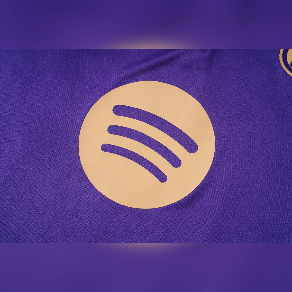 Chándal Barcelona Morado Media Cremallera 2026/27 – detalle del patrocinador