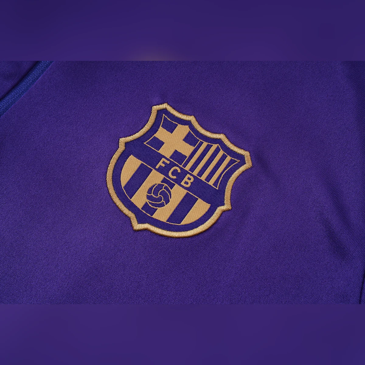 Chándal Barcelona Morado Media Cremallera 2026/27 – detalle del escudo
