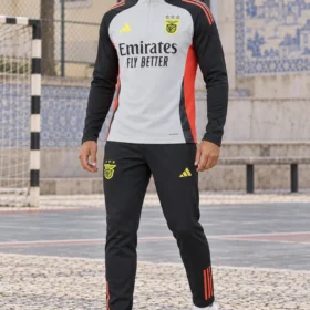 Tuta Benfica Grigio Chiaro e Nero Mezza Zip con Dettagli Corallo – indossata da modello virtuale, immagine illustrativa