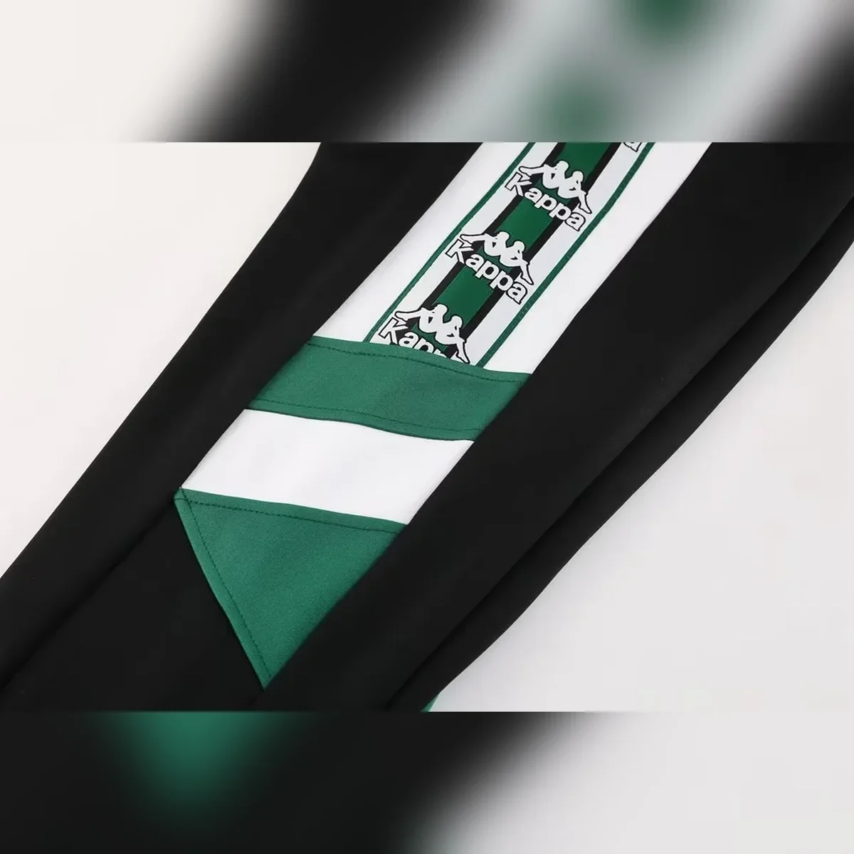 Chándal Betis Retro Blanco Verde y Negro 2025/26 – detalle de la manga