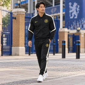 Tuta Chelsea 2026/27 Nera con Bande Bianche – indossata da modello virtuale