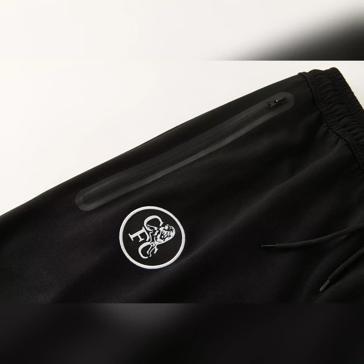 Chándal Chelsea Negro con Capucha – detalle del pantalón