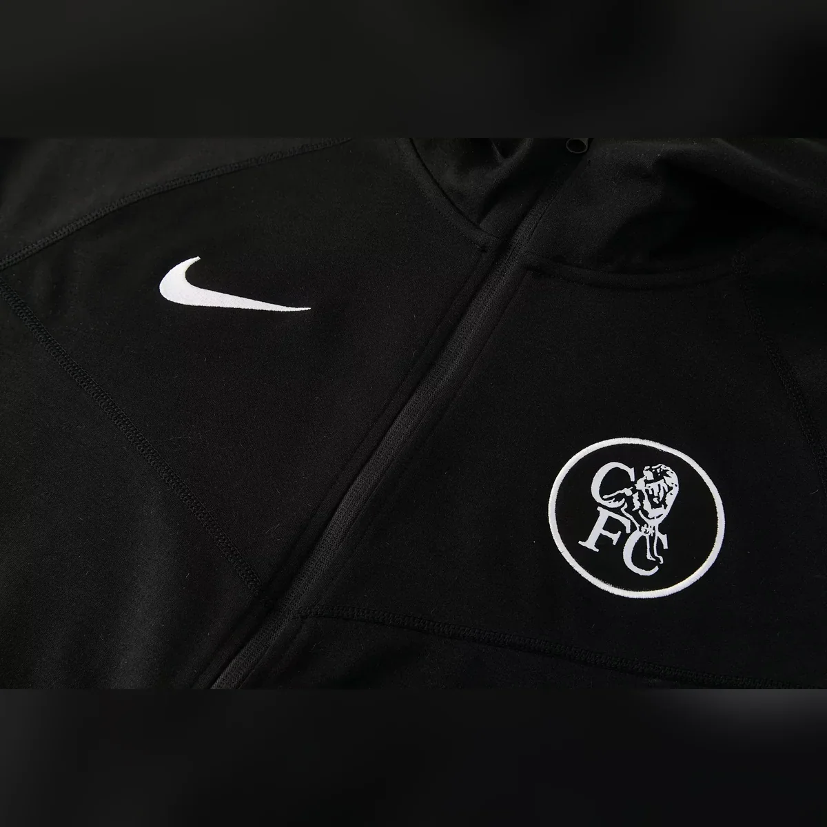 Chándal Chelsea Negro con Capucha – detalle del escudo