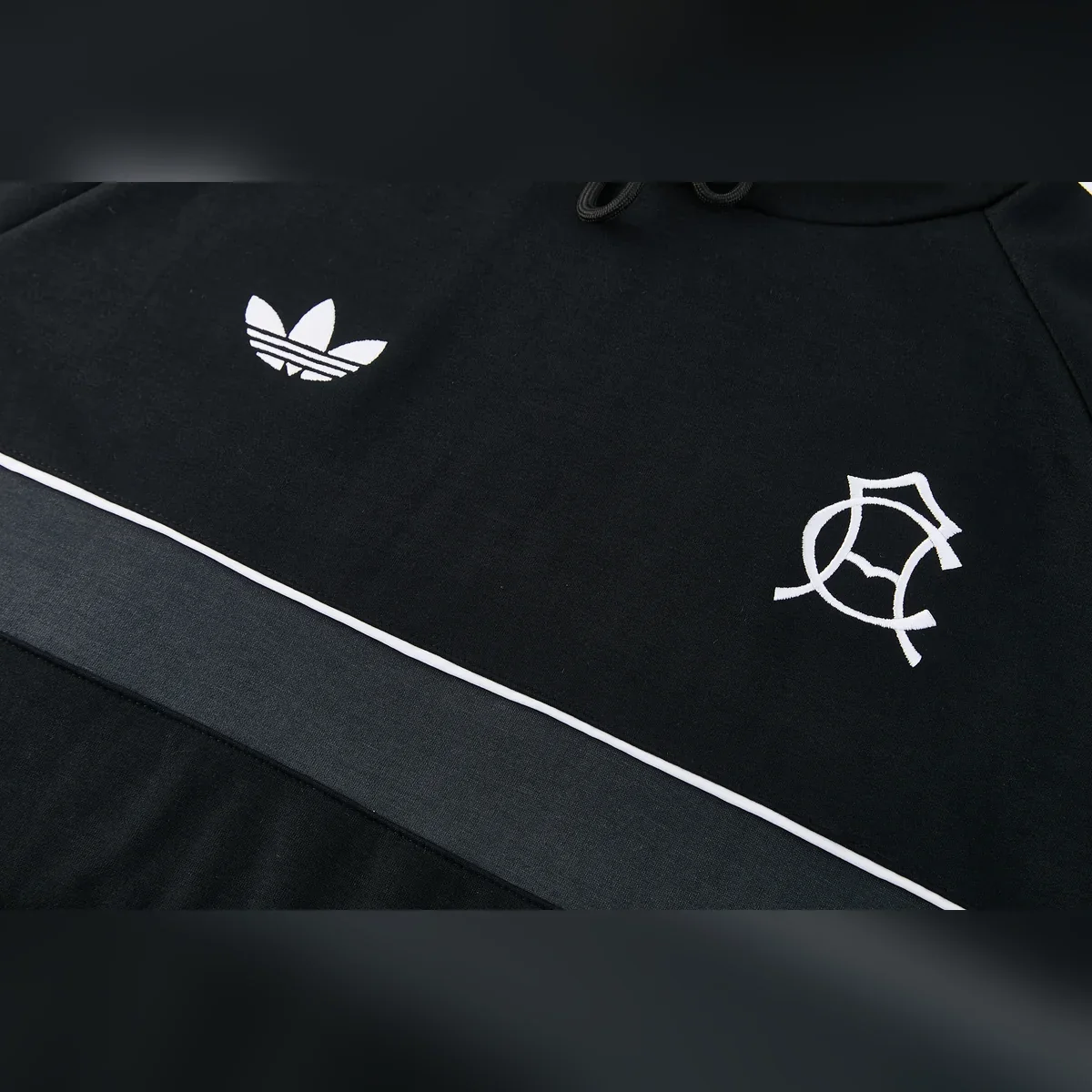 Chándal Club América Negro con Capucha 2026/27 – detalle del logotipo