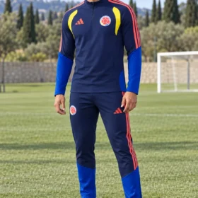 Tuta Colombia Blu Navy Mezza Zip con Dettagli Gialli 2026 – indossata da modello virtuale, immagine illustrativa