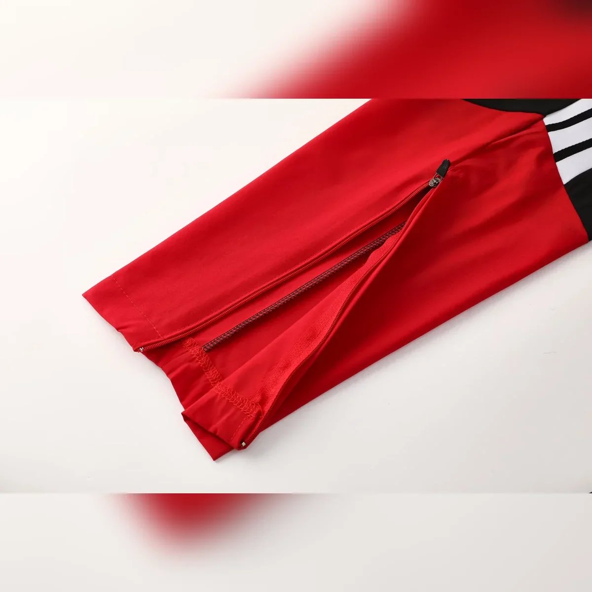 Chándal Alemania Negro Rojo y Amarillo con Capucha – detalle de la manga