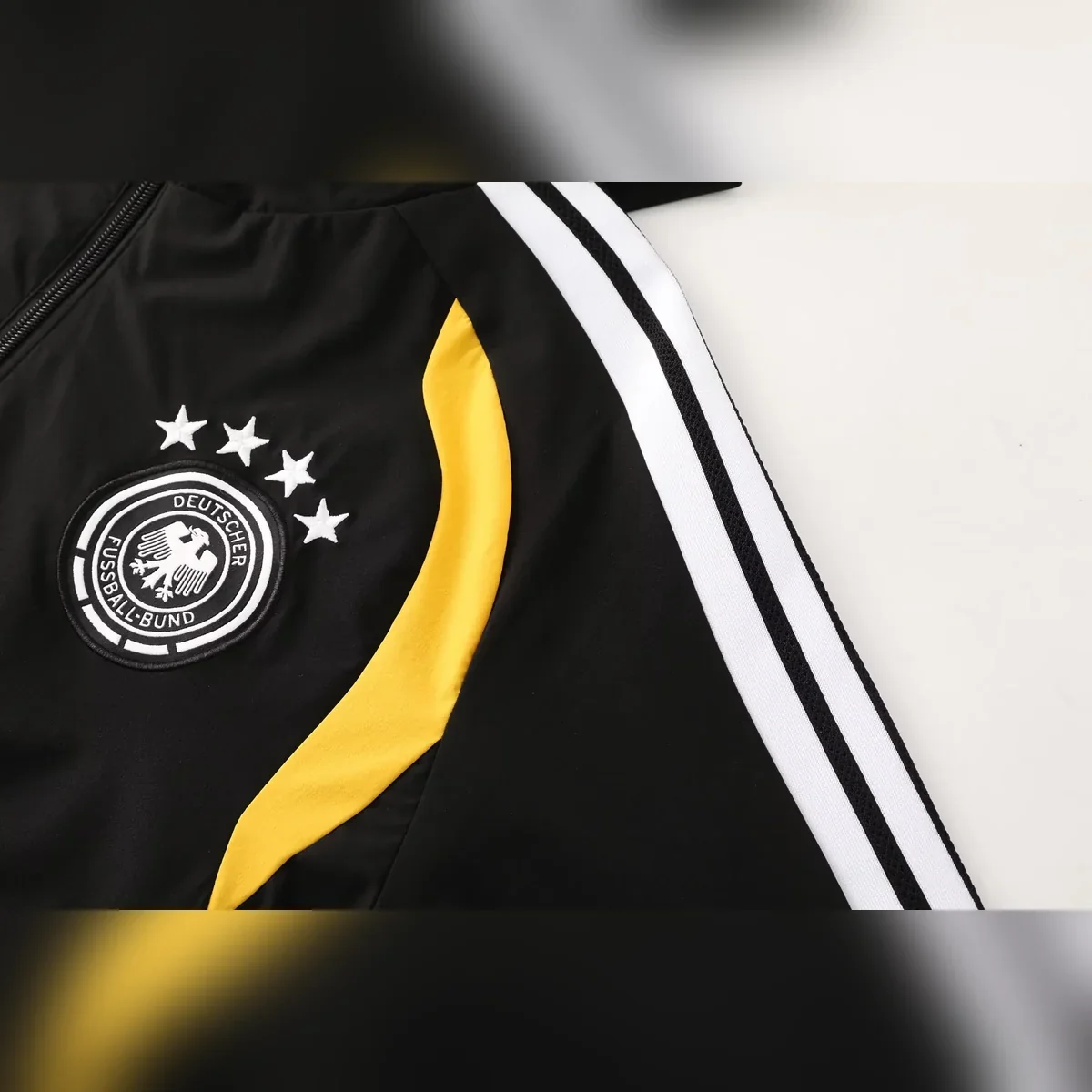 Chándal Alemania Negro Rojo y Amarillo con Capucha – detalle del escudo