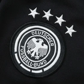 Tuta Germania Nera Rossa e Gialla Mezza Zip – fotografia del dettaglio 1