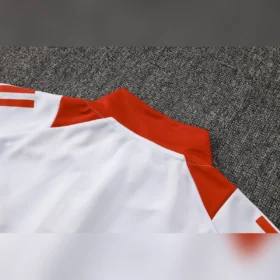 Chándal Internacional Blanco y Negro con Detalles Rojos — Detalle del producto
