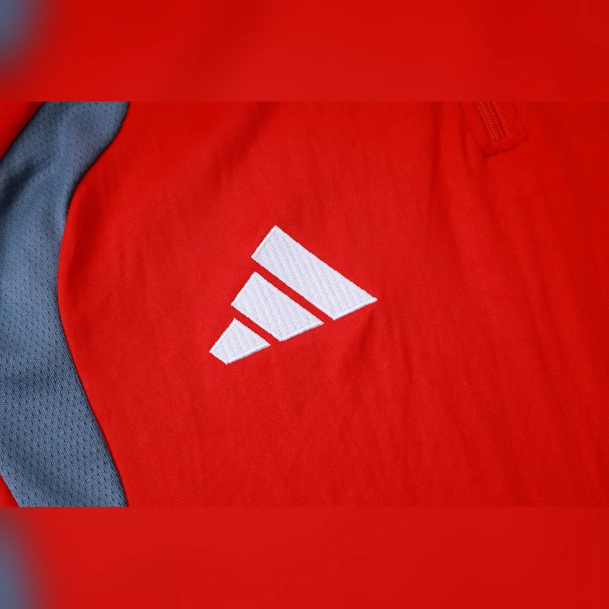 Chándal Internacional Rojo y Gris Media Cremallera – detalle del logotipo