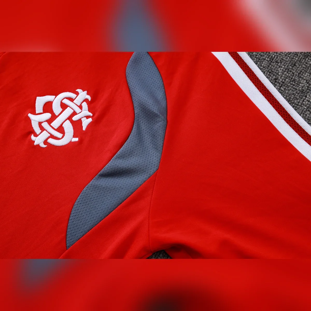 Chándal Internacional Rojo y Gris Media Cremallera – detalle del escudo