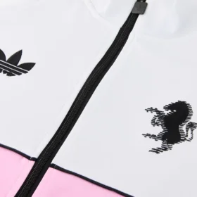 Detalle real del cuello, cremallera y emblemas del chándal Juventus blanco negro rosa