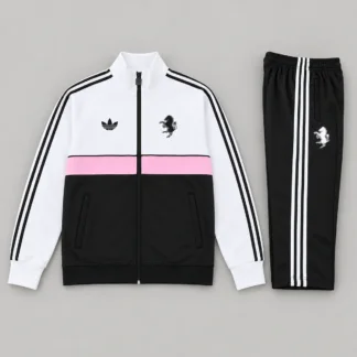 Vista frontal comercial del chándal Juventus blanco negro rosa 2026/27, chaqueta y pantalón