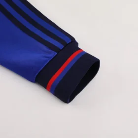 Tuta Lione Blu e Navy Full Zip con Bordi Rossi – foto reale del tessuto e delle finiture