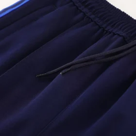 Tuta Lione Blu e Navy Full Zip con Bordi Rossi – foto reale delle cuciture e del bordo