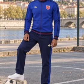 Tuta Lione Blu e Navy Full Zip con Bordi Rossi – indossata da modello virtuale, immagine illustrativa