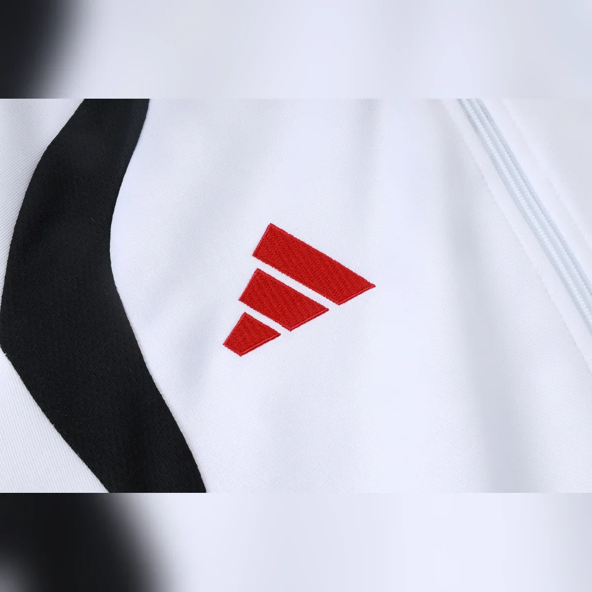 Chándal Liverpool Blanco y Negro 2026/27 – detalle del logotipo