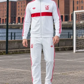 Tuta Liverpool Bianca Full Zip con Fascia Rossa 2026/27 – indossata da modello virtuale, immagine illustrativa