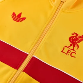 Chándal Liverpool Amarillo y Rojo Cremallera Completa 2026/27 – foto real del detalle del pecho