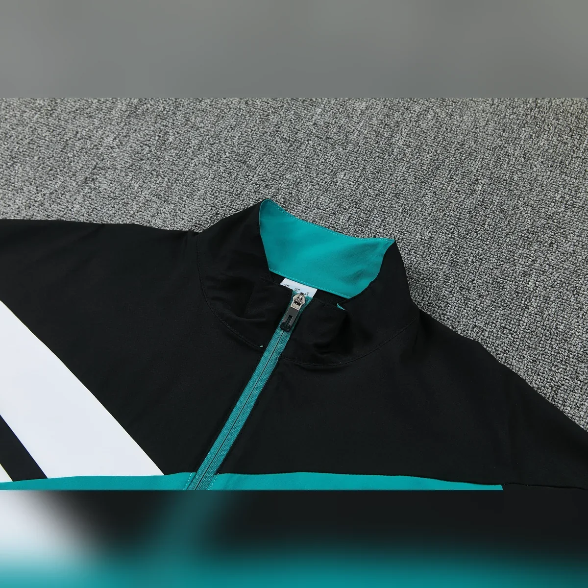 Chándal Liverpool Verde Turquesa y Negro 2026/27 – detalle del cuello